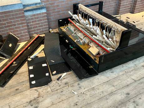 Stationspiano Nijmegen vernield: 20-jarige man uit Rhenen aangehouden