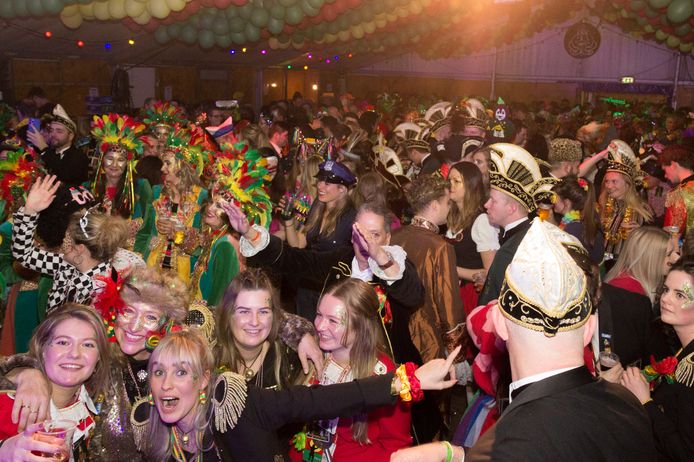 Volle bak in de feesttent in Overloon, pardon Huibuuke Land.