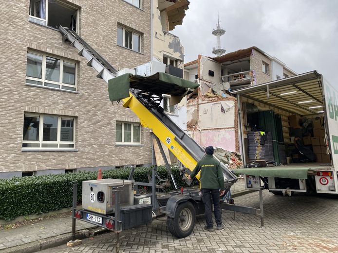 Een verhuisfirma maakt de appartementen van het getroffen gebouw leeg