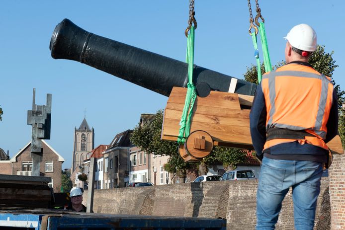 De kanonnen van Tiel bewaken de stad weer na een flinke opknapbeurt ...