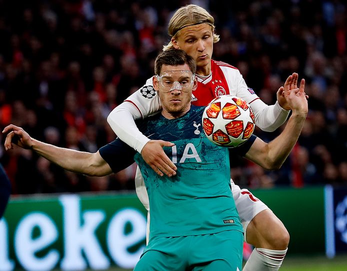 Jan Vertonghen in duel met Kasper Dolberg in de halve finale van de Champions League
