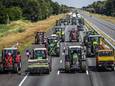 Trekkers met protesterende boeren onderweg op de A1 in de buurt van Enter afgelopen woensdag.