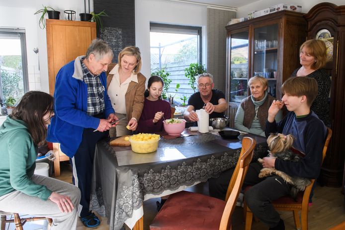 Arnold (vijfde van links) en Nataliia (derde van links) uit de Bulten en hun dochter Anna (L) vangen hun Oekraïense familie thuis op.
