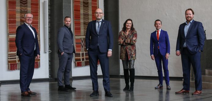 Het college van Enschede met in het midden burgemeester Roelof Bleker. Hij wordt geflankeerd door de wethouders (vanaf links) Arjan Kampman, Niels van den Berg, June Nods, Jurgen van Houdt en Jeroen Diepemaat.
