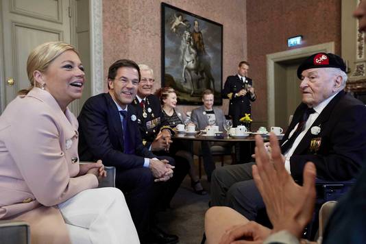 Ramakers (rechts) in gesprek met Defensie-minister Hennis en premier Rutte.