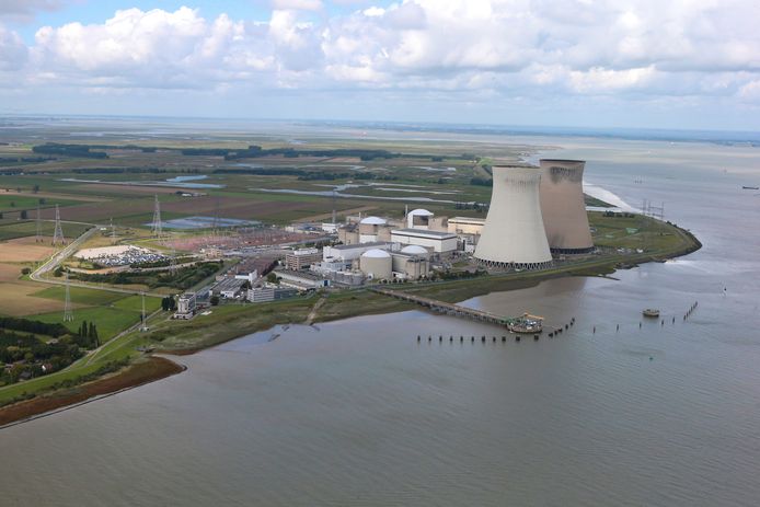 Luchtfoto van de kerncentrale van Doel (Beveren) met op de voorgrond reactoren Doel 1 en 2.