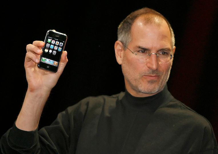 Steve Jobs stelde in 2007 de allereerste iPhone voor. Beeld AFP