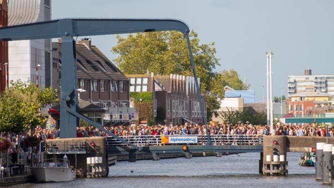 Alphensebrug ‘s nachts dicht om gedicht op onderkant te schilderen 