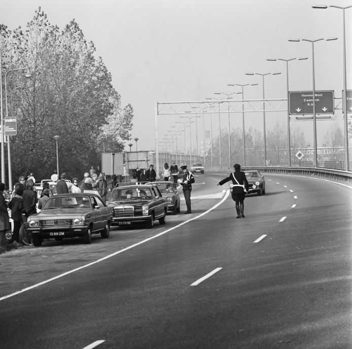 Politiecontrole op de snelweg in 1973.
