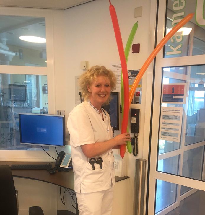Linda de Roos is ic-verpleegkundige in UMC Utrecht en bouwde een feestje toen ze voor het eerst een coronapatiënt van de beademing kon halen.