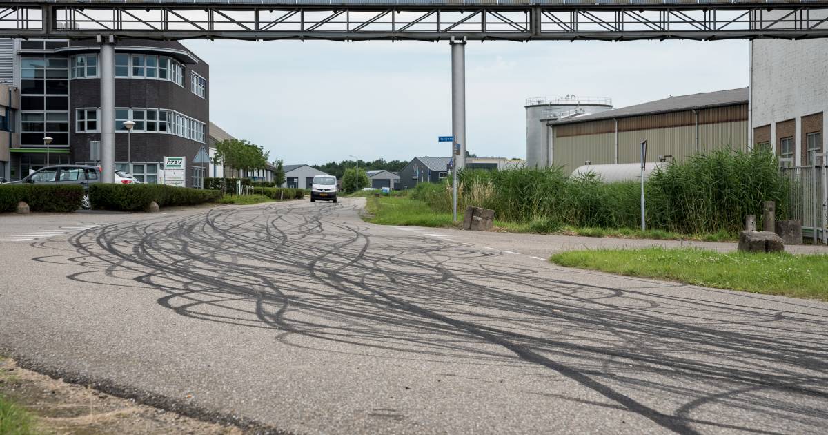 Motorracers maken er een grote bende van in Wemeldinge. Net hiervoor waren ze weggestuurd buiten Borssele door politie.