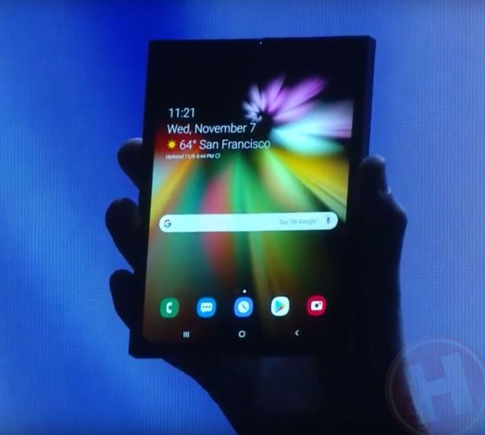Het nieuwe Samsung-apparaat kan zowel door voor tablet als telefoon, het is maar net hoe je het apparaat vouwt.