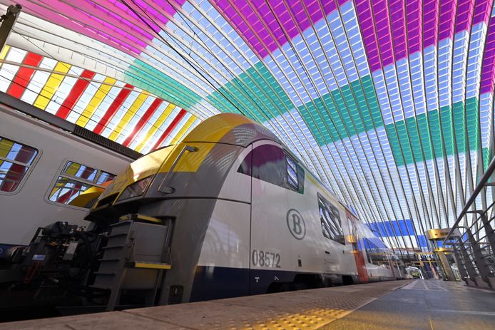 Het station Luik-Guillemins gehuld in kleuren dankzij een kunstinstallatie van de Fransman Daniel Buren.