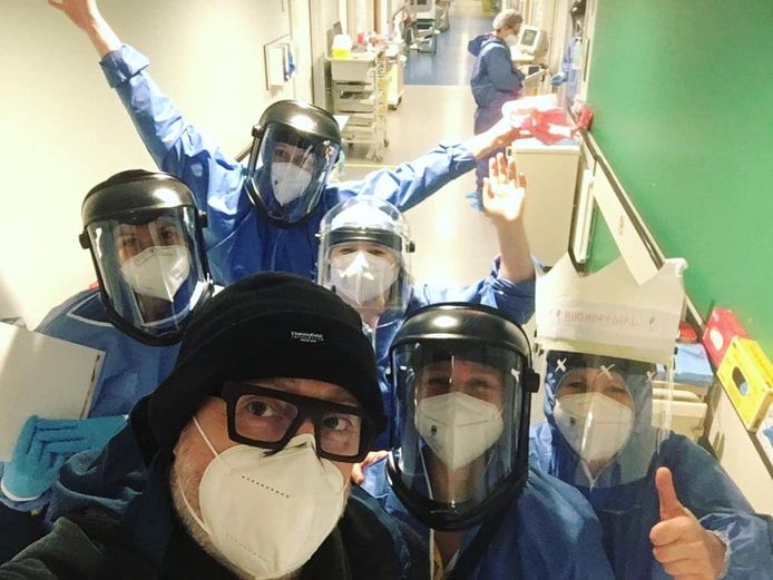 Peter Thyssen nam bij het verlaten van het ziekenhuis nog een selfie met het zorgpersoneel dat 14 dagen over hem heeft gewaakt.