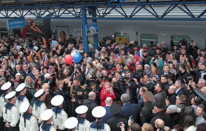 Een Russisch marinekoor verwelkomt in eindstation Sebastopol de reizigers uit Sint-Petersburg.
