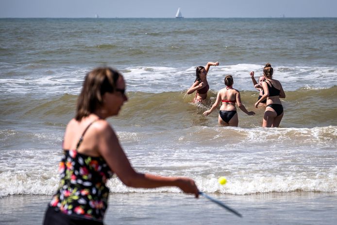 Bezoekers op het strand van Zandvoort.