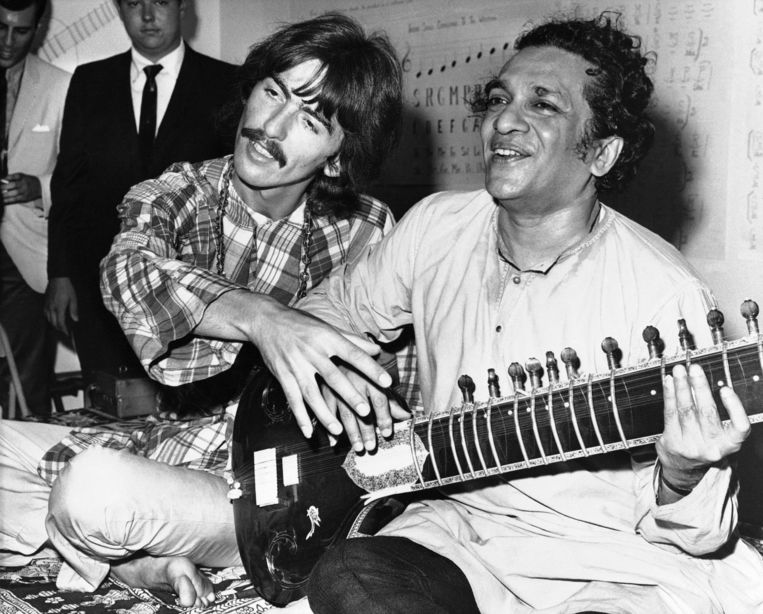 Ravi Shankar in 1967 naast Beatles-gitarist George Harrison, die hem ooit de 'godfather van de wereldmuziek' noemde. Beeld AP