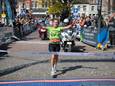 Leonie Ton, hier als winnares van de Marathon van Zeeuws-Vlaanderen in beeld, stapte na 170 kilometer uit bij een ultraloop in Frankrijk.