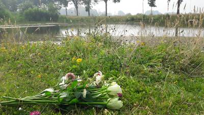 Bloemen voor verdronken Robel (7) neergelegd bij vijver in Overdinkel