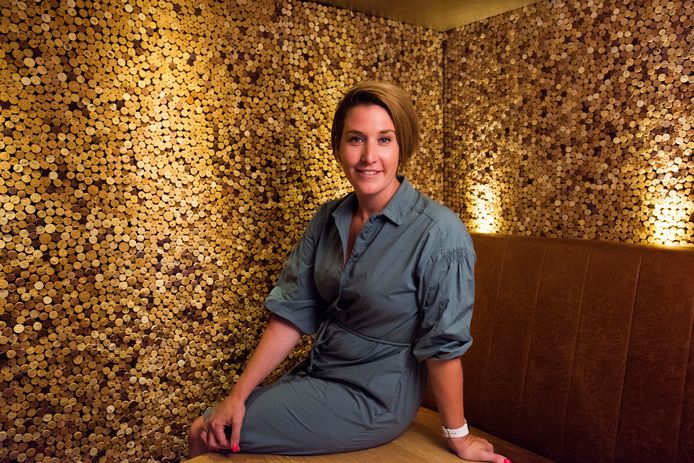 Anne Spruyt van restaurant De Burgemeester heeft de wijnkamer 'behangen' met 6.000 kurken.