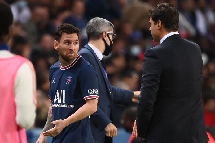 Lionel Messi weigerde zijn coach Mauricio Pochettino de hand te schudden na zijn vervanging.