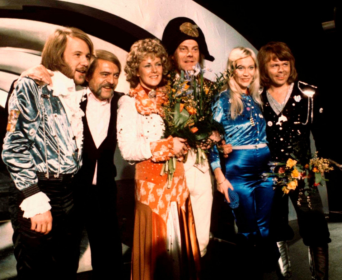 De vier leden van ABBA,  Benny Andersson (helemaal links) Annifrid Lyngstad (derde van links), Agnetha Faltskog (tweede van rechts), en Bjorn Ulvaeus (uiterst rechts) na hun overwinning in 1974.