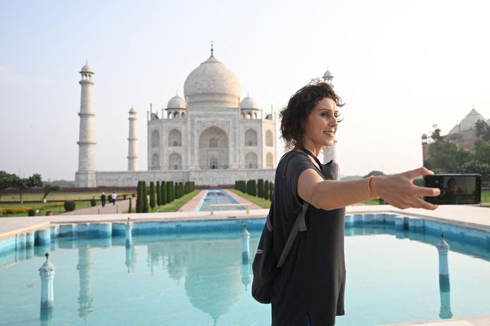 Een Braziliaanse toeriste neemt een selfie aan de Taj Mahal in de Indiase stad Agra.