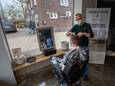 Kapper Roger Borrenbergs heeft de naastgelegen meubelwinkel in gebruik genomen voor extra knipruimte om de achterstand  in te halen, en om genoeg afstand te kunnen bewaren.