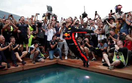 Daniel Ricciardo duikt het zwembad in