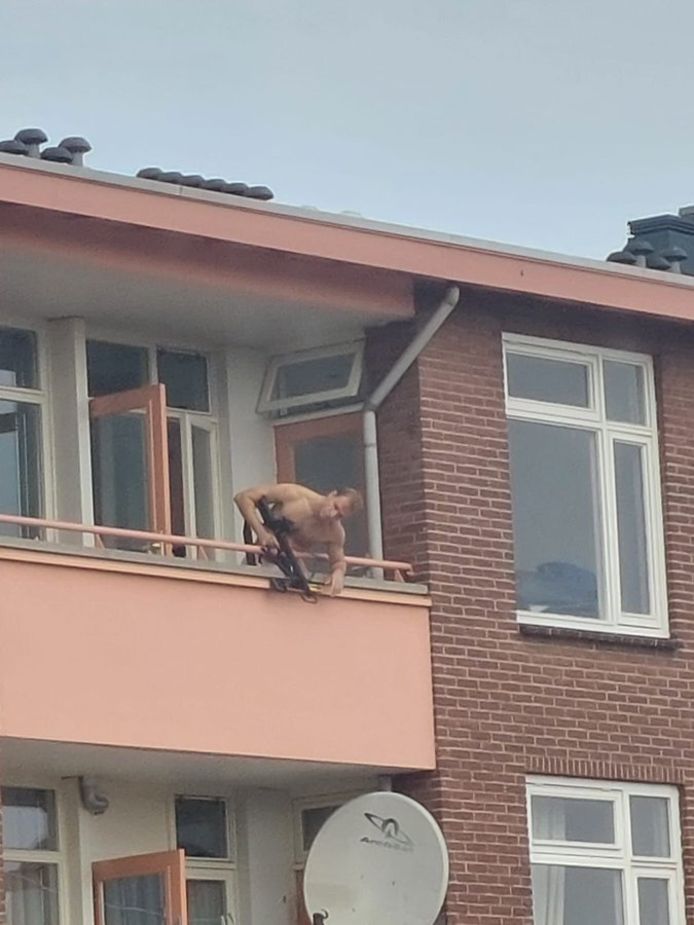 Des images émises par la chaîne régionale néerlandaise RTV Oost montraient un homme muni d'une arbalète se tenant sur un balcon