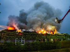 Uitslaande brand aan woning met rieten dak in Lierop, veel brandweer aanwezig 
