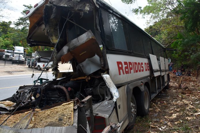 Het wrak van de bus, waar een vrachtwagen achterop inreed.