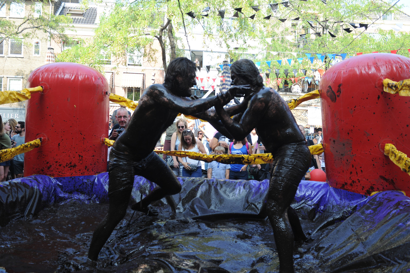 Meiden in de modder trekken veel bekijks | Foto | AD.nl