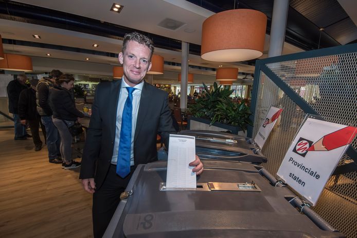 Johan Almekinders, lijsttrekker van Forum voor Democratie, stemt in Enschede.