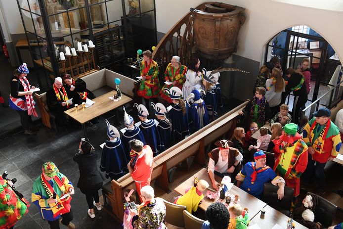 De Berenbruiloft met Bert Segeren en Joke Grim als bruidspaar. Met de jeugdraad en de CC band en ruim 100 bezoekers en toeschouwers in Hooge Zwaluwe.