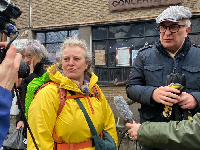 Mia met haar rugzak, klaar voor vertrek, en Prins Laurent, die haar speciaal kwam uitwuiven.