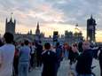 Afgrijzen over applaus voor zorgverleners op propvolle brug in Londen: “Dit is om razend van te worden”