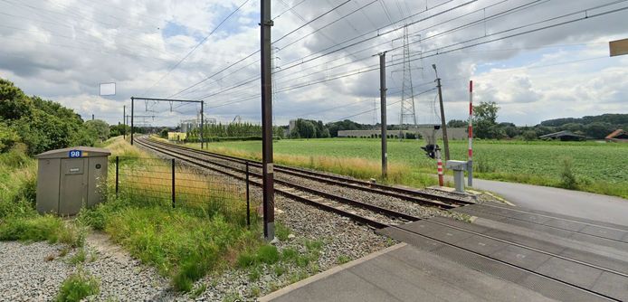 De overweg in de Krommestraat wordt vernieuwd.