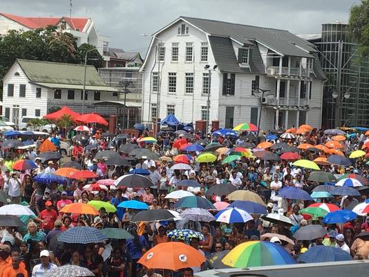 Duizenden mensen gingen in Paramaribo de straat op.