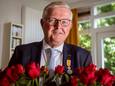 Jan Slijkhuis heeft twee maanden na zijn afscheid van de gemeenteraad alsnog de koninklijke onderscheiding gekregen waar hij recht op had.