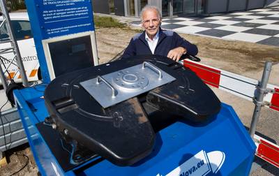 Zorgt deze uitvinding van Tiny (89) straks voor minder doden in de dode hoek?