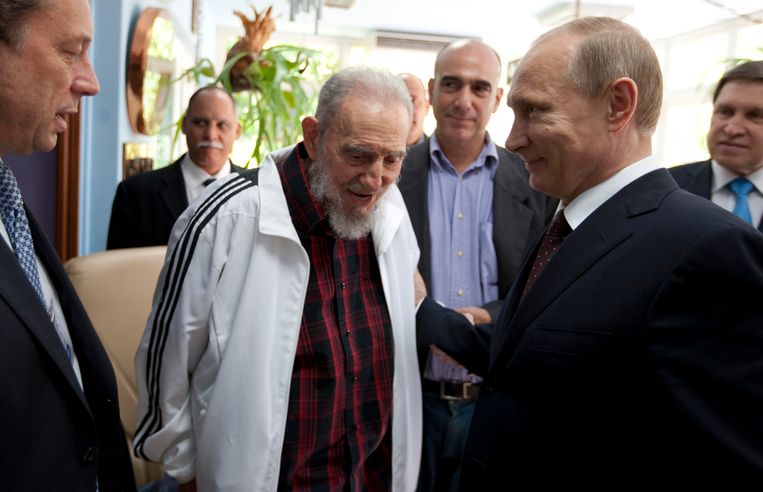 Vladimir Poetin op bezoek bij de toenmalige Cubaanse leider Fidel Castro, in 2014.  Beeld AP