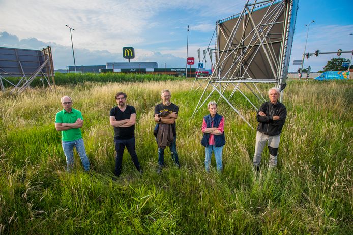Paul Dietz (2de van links), voorzitter van belangenvereniging De Kruisweg, vorig jaar juli met medestanders op de plek waar vlak bij hun wijk een brandstofstation moet komen .