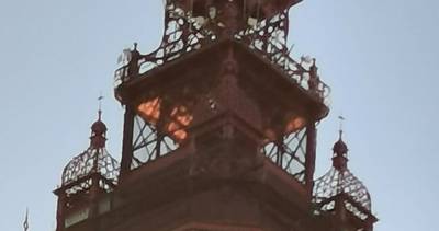 Hulpdiensten opgeroepen voor brand in iconische Britse toren, maar vlammen blijken oranje netten te zijn