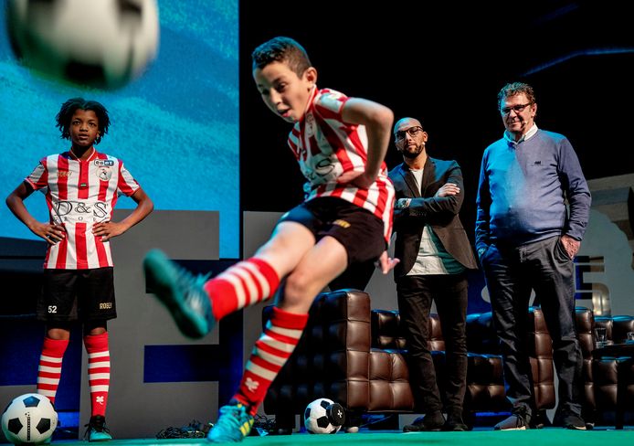 Willem van Hanegem kijkt naar Sparta-kids en hun traptechniek.