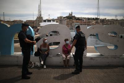 Le port du masque obligatoire à Marseille, mesures renforcées dans les Bouches-du-Rhône
