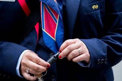 Let trekt broek uit en probeert conductrice te wurgen in trein naar Haarlem