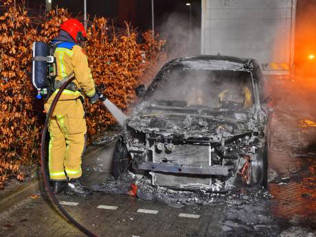Geparkeerde auto gaat in vlammen op in Waalre