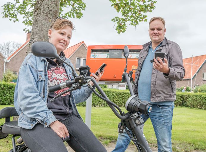 Nadine Bolink (links) en Jacco van Damme ondervinden flinke hinder door slechte postbezorging in Kattendijke. En dan is de dekking voor mobiele telefoons ook nog eens allerbelabberdst.