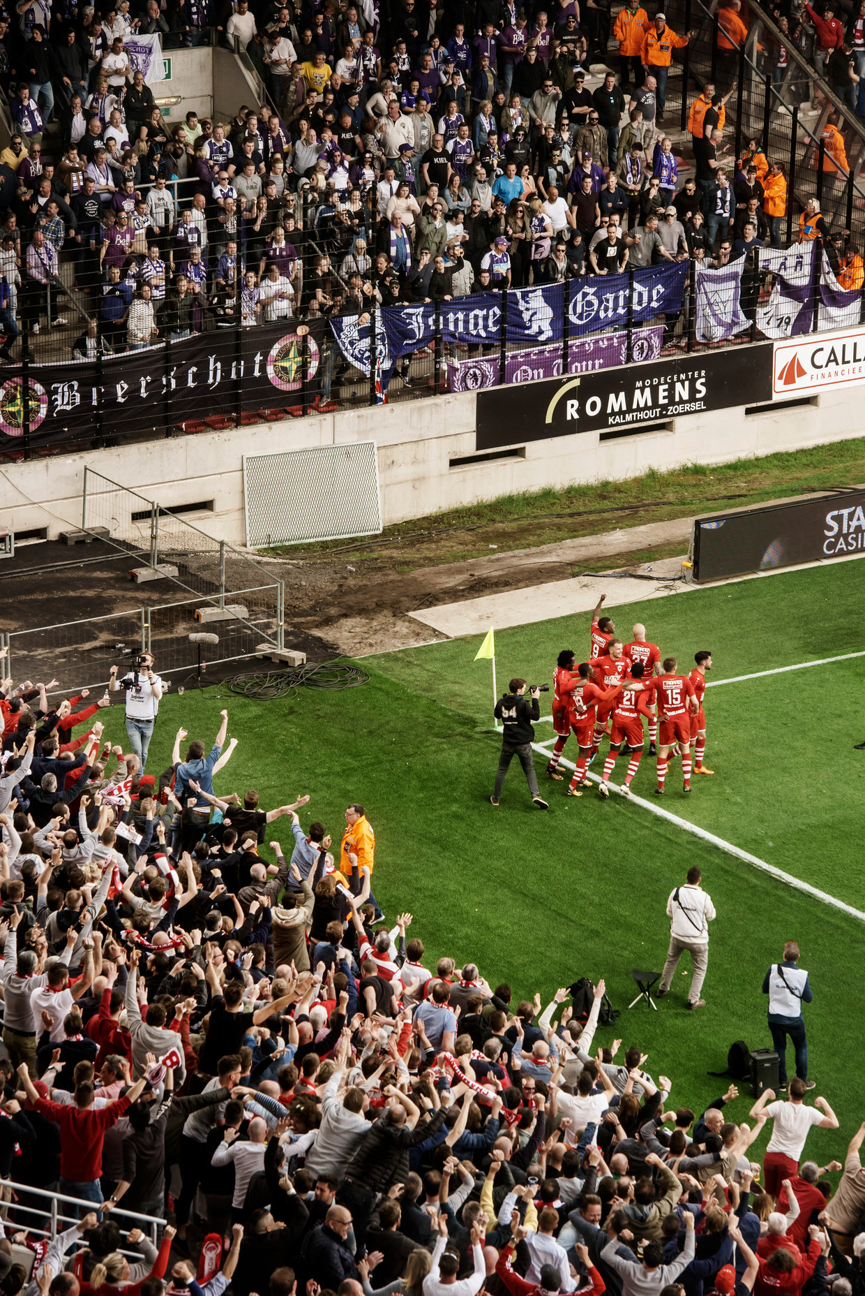 ► De Antwerp-spelers vieren het tweede doelpunt van William Owusu, goed voor 2-0-winst tegen Beerschot Wilrijk. Beeld Eric de Mildt